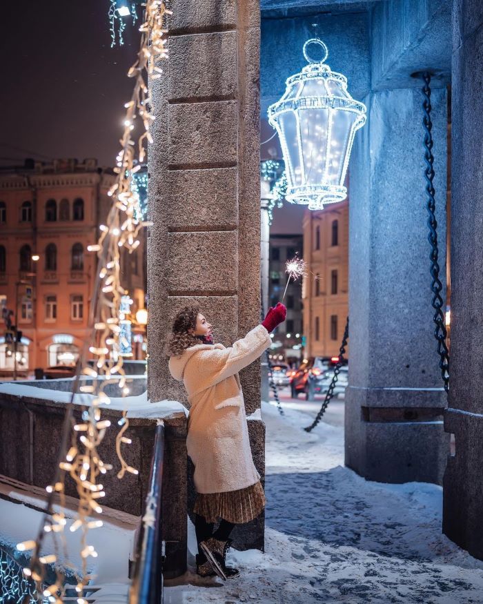 Cầu Lomonosov được trang trí rực rỡ vào đêm Noel