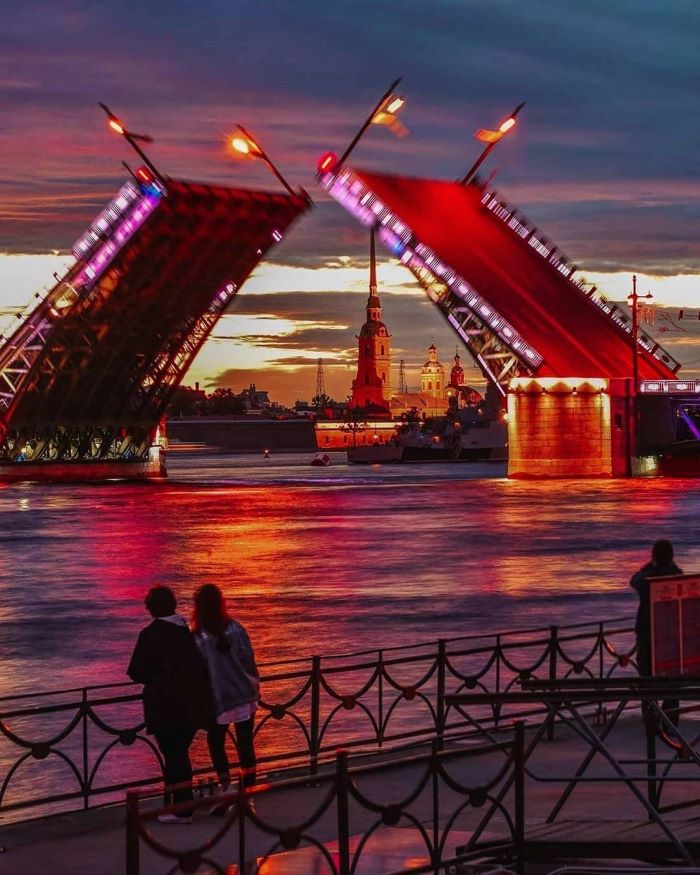 Cầu Cung điện rực rỡ với ánh đèn lung linh về đêm