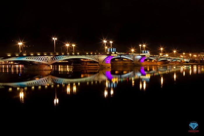 Cầu Blagoveshchensky lung linh vào buổi tối
