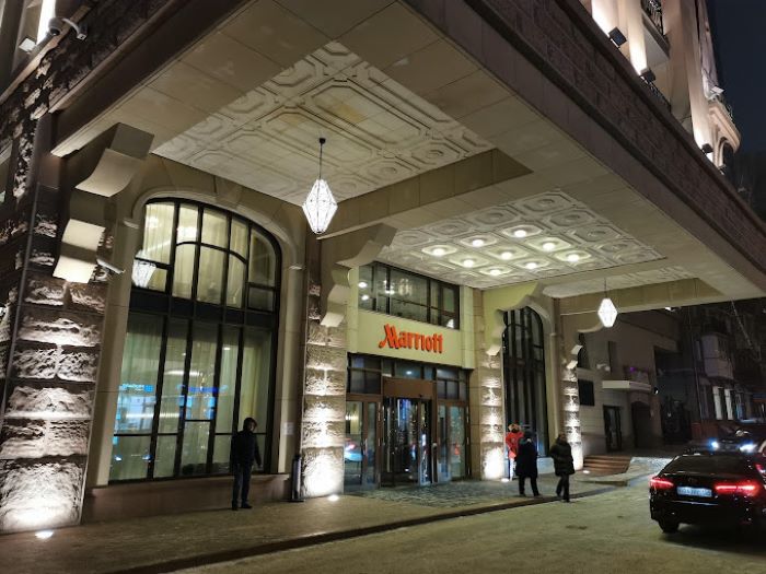 Sảnh đến rộng lớn của Khách sạn Novosibirsk Marriott