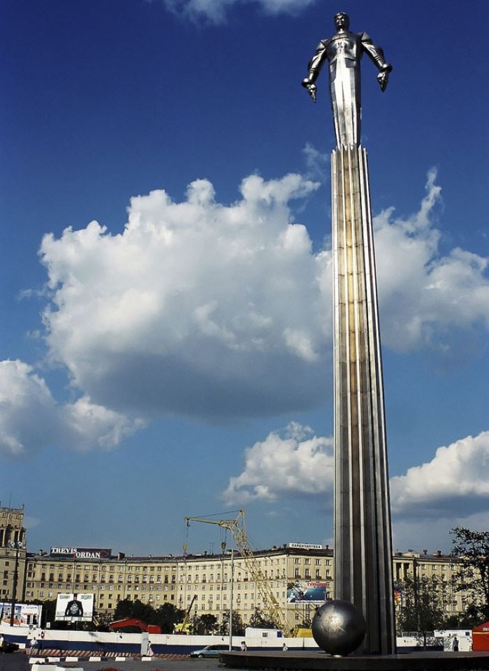 Tượng đài Yuri Gagarin bao gồm một tháp nhọn cao hơn 40 mét