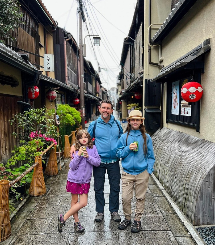 Khi đến Nhật Bản bạn nên đi khám phá các đường phố nhỏ tại đây