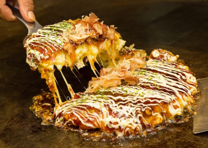 Okonomiyaki là món bánh xèo Nhật Bản