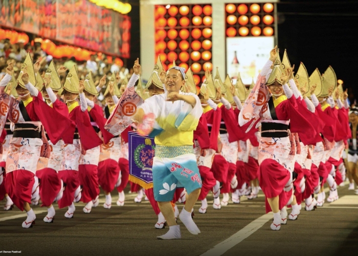 Lễ hội Awa Odori Matsuri là một lễ hội múa truyền thống được tổ chức tại Tokushima, Nhật Bản
