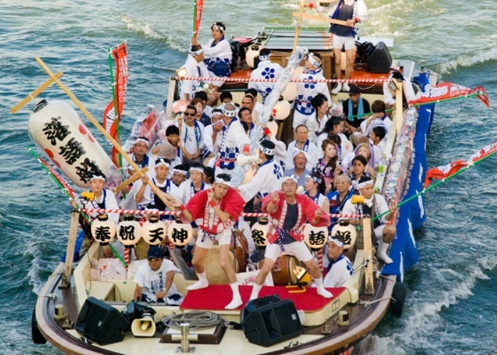 Lễ hội Tenjin Matsuri là một trong những lễ hội mùa hè lớn nhất và nổi tiếng nhất ở Nhật Bản