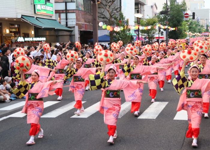 Ngoài điệu múa Hanagasa, lễ hội còn có nhiều hoạt động khác