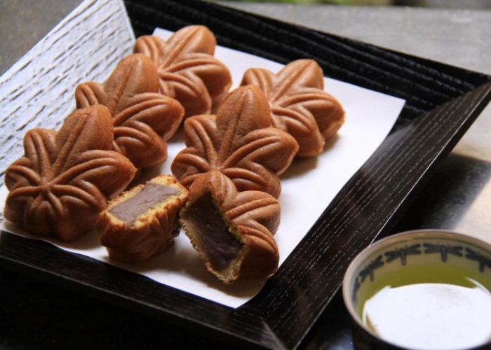 Momiji manju đây là một loại bánh ngọt hình lá phong, bạn có thể mua về làm quà