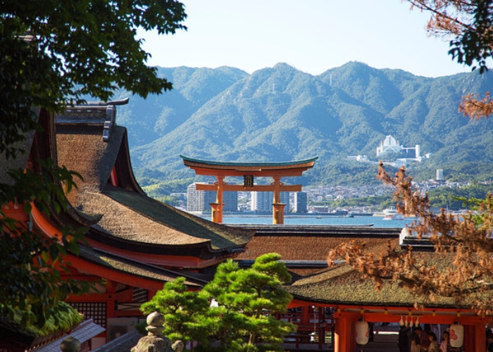 Cảnh núi non hùng vĩ bên cạnh các ngôi đền tại Hiroshima