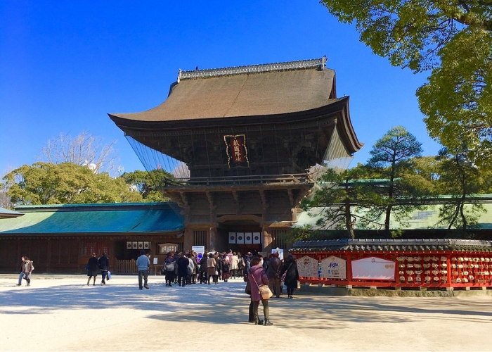 Hakozaki là một trong ba ngôi đền Hachiman quan trọng nhất ở Nhật Bản