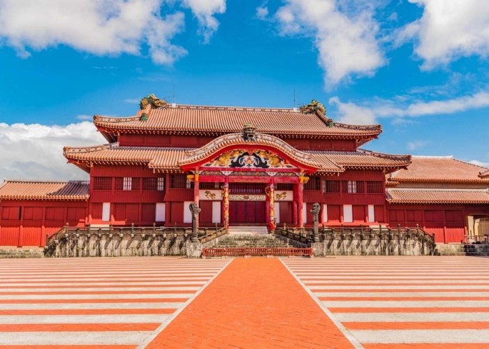 Lâu đài Shuri là một địa điểm tham quan nổi tiếng tại Naha Okinawa