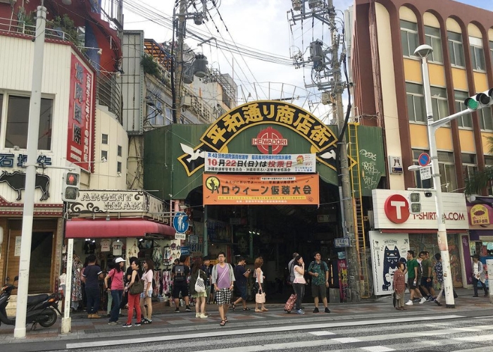 Heiwadori là một con phố mua sắm nhộn nhịp nằm ở trung tâm thành phố Naha