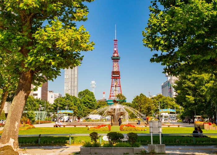 Công viên Odori là một địa điểm nổi tiếng để du khách và người dân địa phương thư giãn