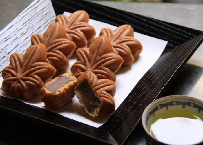 Momiji manju là loại bánh có hình dạng giống lá phong
