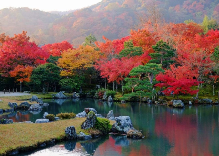 Vẻ đẹp của chùa Tenryu-ji nằm trong cảnh quan thiên nhiên tuyệt đẹp