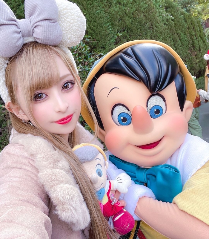 Gặp gỡ và chụp ảnh với các nhân vật Disney yêu thích là hoạt động không thể bỏ qua khi đến Disneyland Nhật Bản