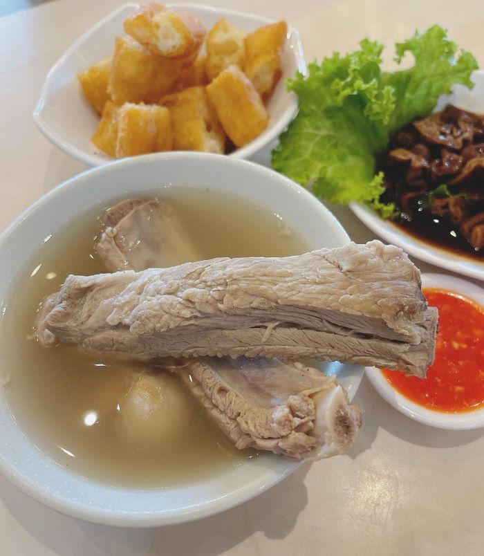 Xương sườn béo ngậy, nước dùng ngọt thanh trong món Bak Kut Teh