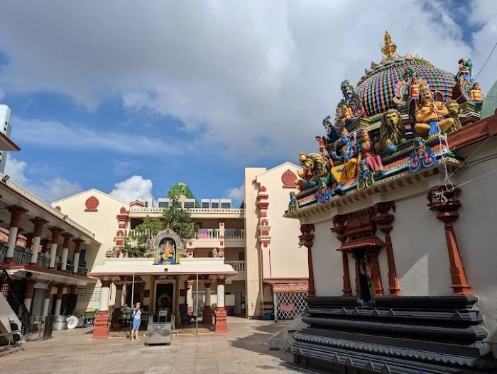 Không gian bên ngoài của ngôi đền Sri Mariamman