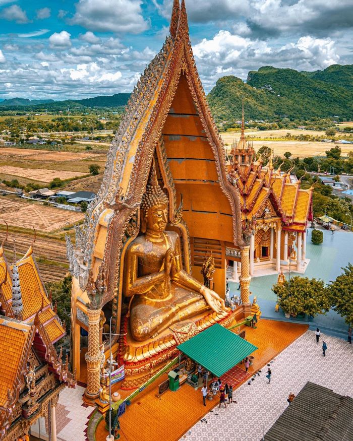 Đền Wat Tham Suea có tượng Phật lớn