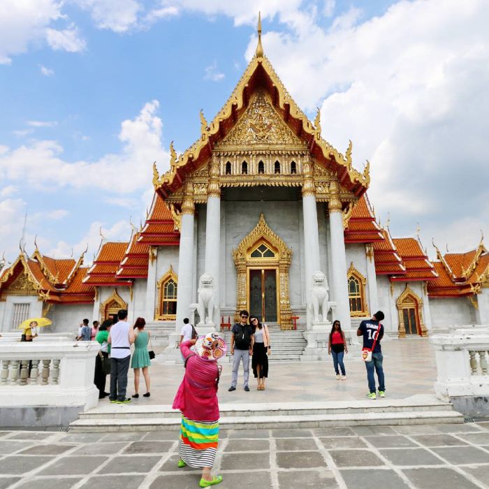 Để lại những tấm hình kỷ niệm tại ngôi chùa cẩm thạch