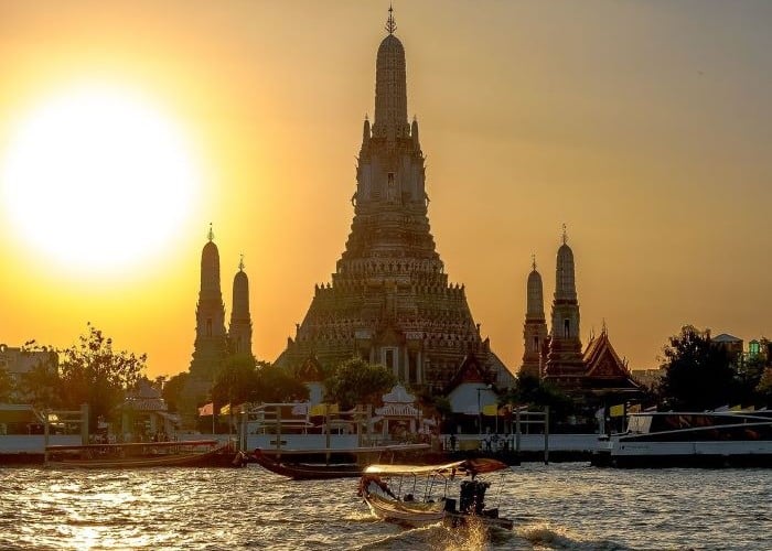 Chùa Wat Arun rực rỡ dưới bầu trời Thái Lan