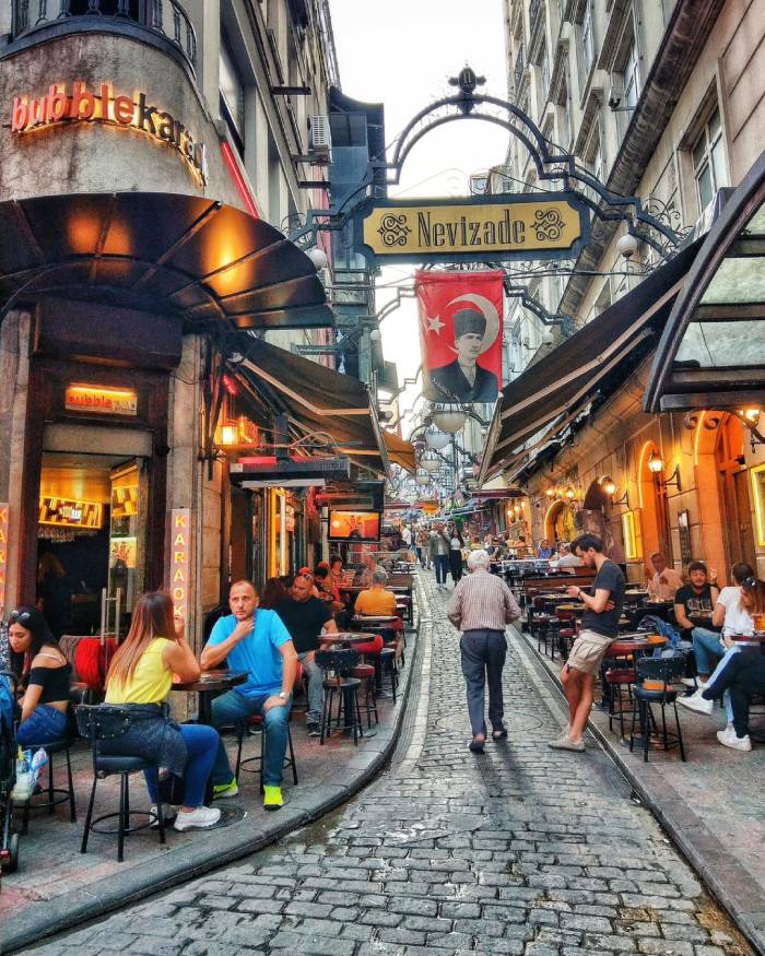 Beyoglu Thổ Nhĩ Kỳ có vô số điểm tham quan, hoạt động và lựa chọn ăn uống cho du khách thưởng thức