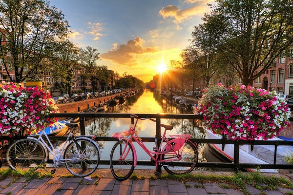 Xe đạp là phương tiện giúp du khách có thể tham quan trong thành phố