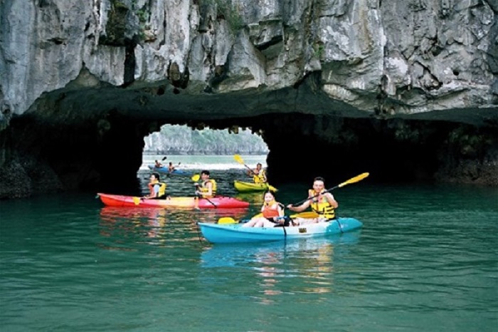 Tham quan vịnh Lan Hạ bằng thuyền Kayak