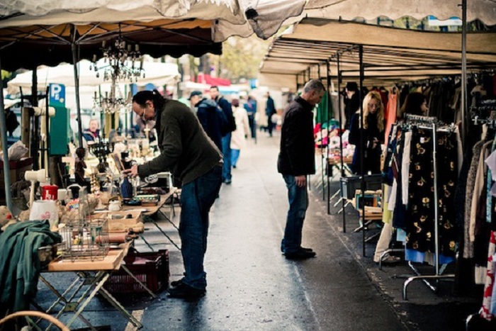 Mua sắm ở những chợ giá rẻ là một cách du lịch tiết kiệm ở Pháp hiệu quả
