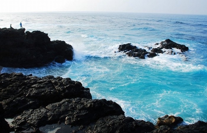 Bãi đá Đen với những phiến đá den và nước biển trong xanh
