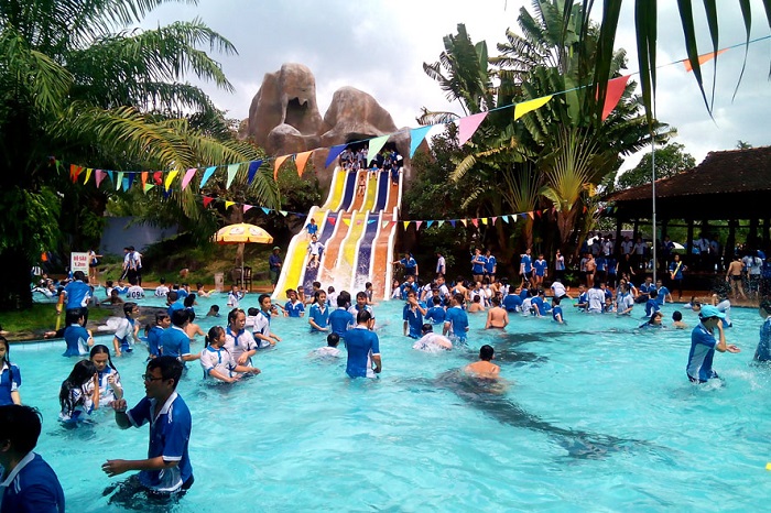 Tắm hồ bơi tại Khu du lịch Vườn Xoài Đồng Nai