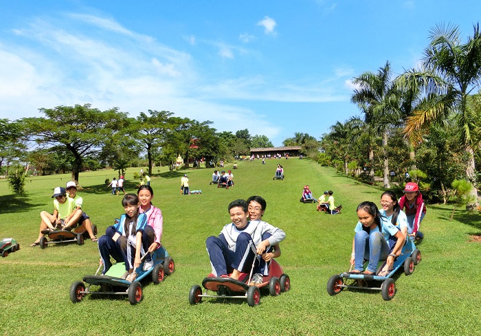 Trượt cỏ tại Khu du lịch Vườn Xoài Đồng Nai