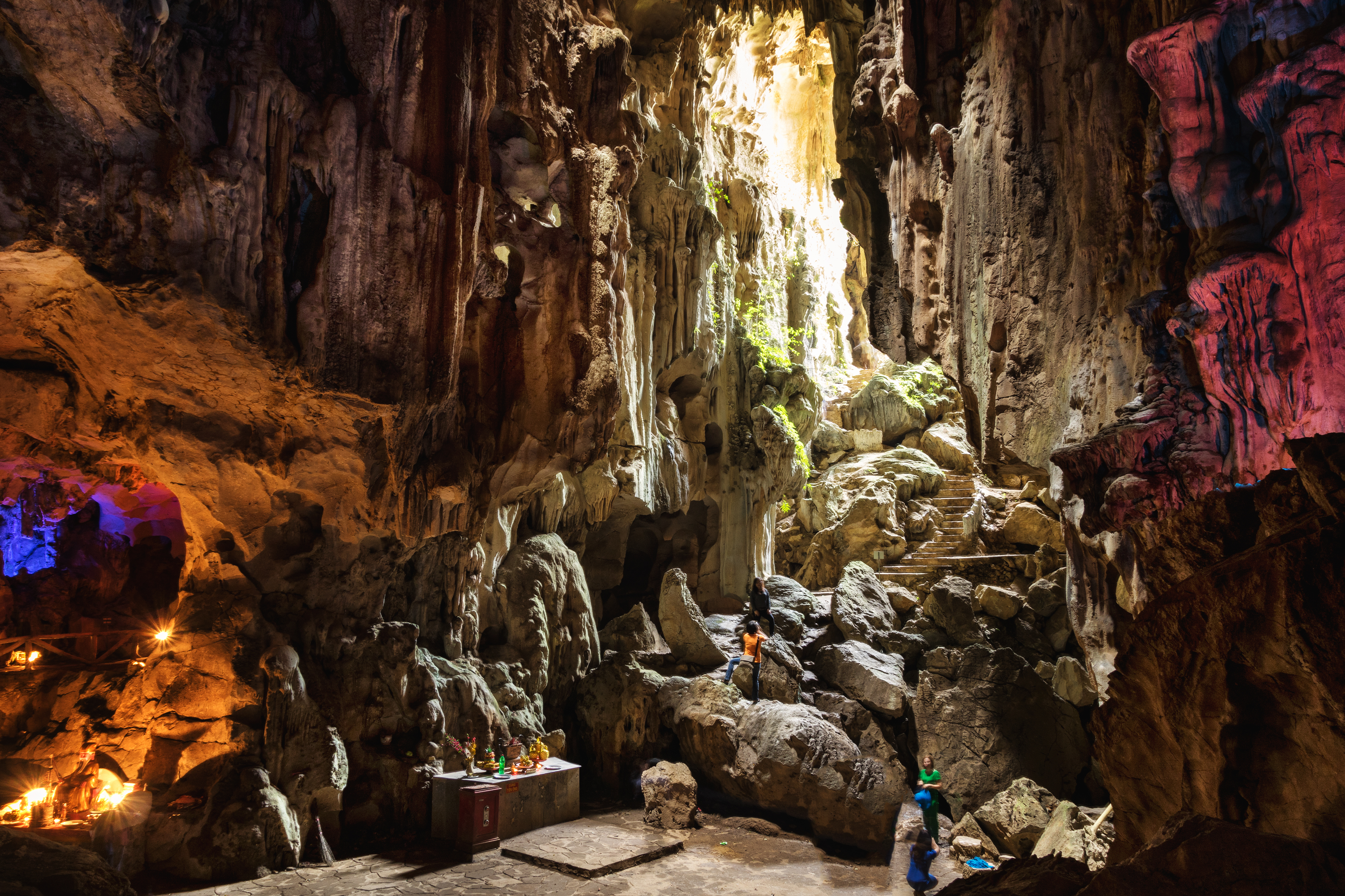 Động Tam Thanh là hang động đẹp và nổi tiếng nhất tại Lạng Sơn