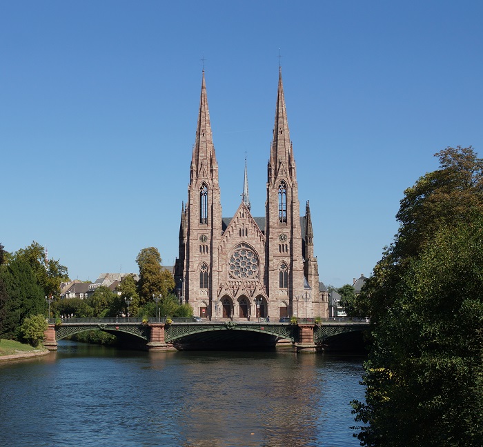 Nhà thờ Strasbourg với tháp chuông cao chót vót