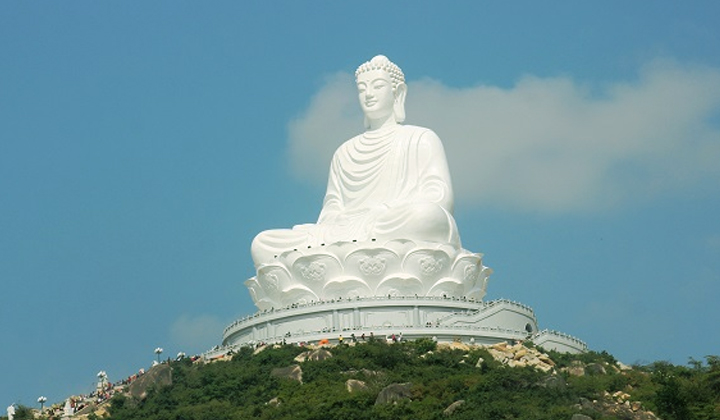 Chùa Trung Lương với bức tượng Phật ngồi cao nhất Đông Nam Á