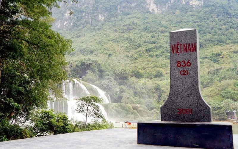 Cột mốc biên giới Việt – Trung tại thác Bản Giốc