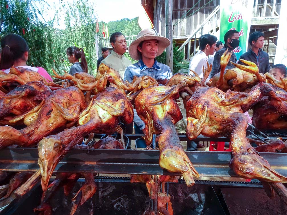 Đặc sản gà nướng Măng Đen