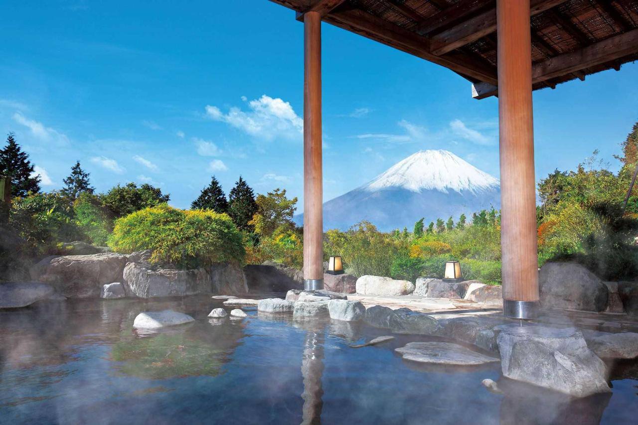 Tắm suối khoáng nóng tại Hakone là một trải nghiệm tuyệt vời