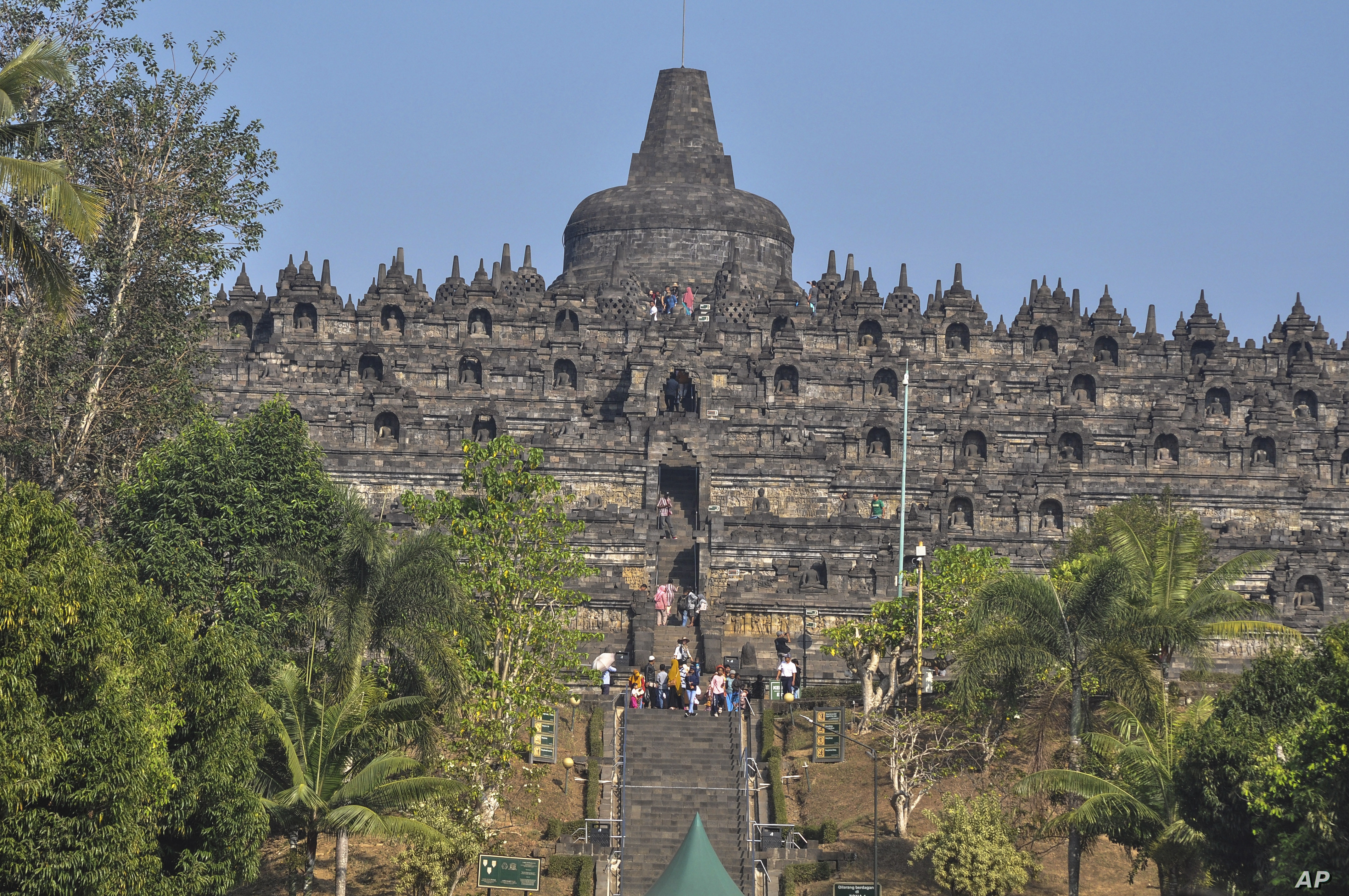 Tham quan đền chùa là hoạt động không thể thiếu khi du lịch Bali