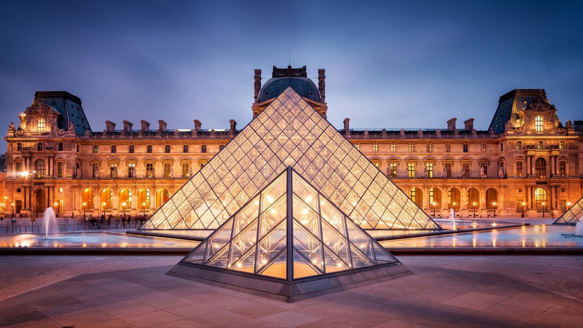 Kim tự tháp được làm bằng kính tại bảo tàng Louvre
