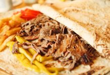 Những món ăn nổi tiếng tại Thổ Nhĩ Kỳ mà bạn nhất định phải thử khi đến đây Bánh mì Doner Kebab