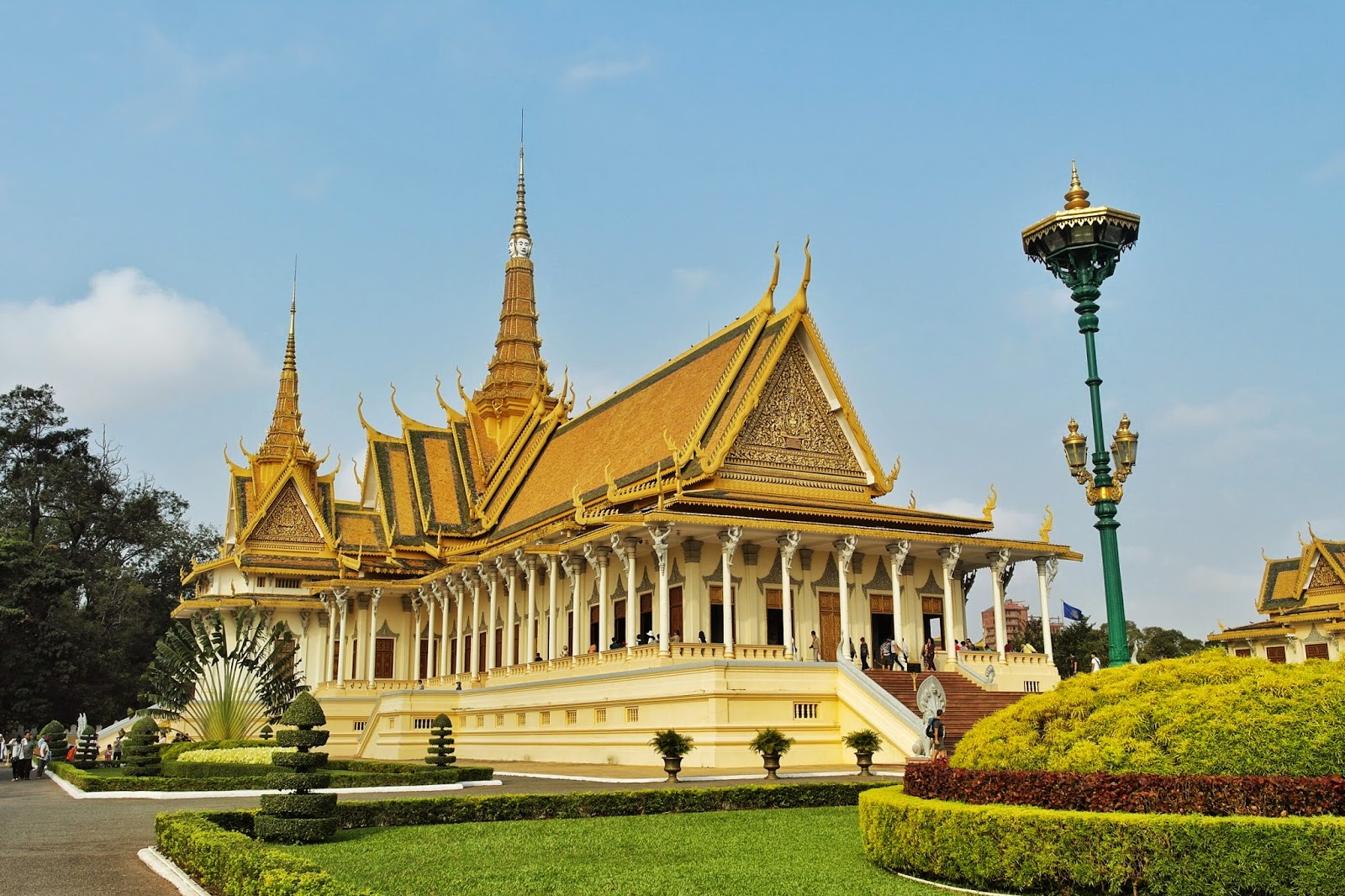 Vẻ đẹp nguy nga và tráng lệ của cung điện hoàng gia Campuchia