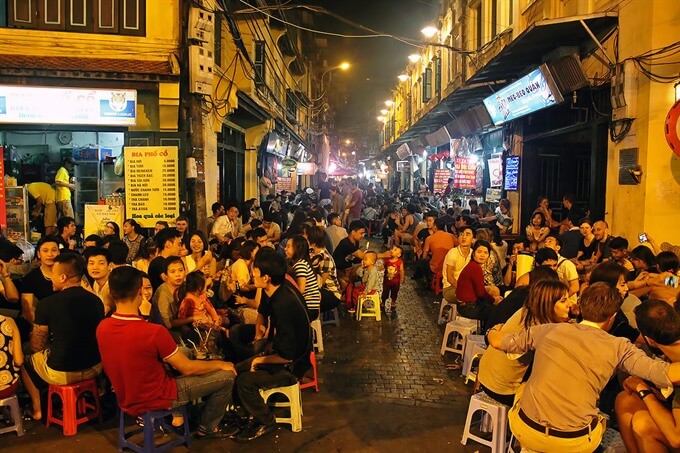 Uống bia ở phố Tạ Hiện -trải nghiệm thú vị tại Hà Nội 