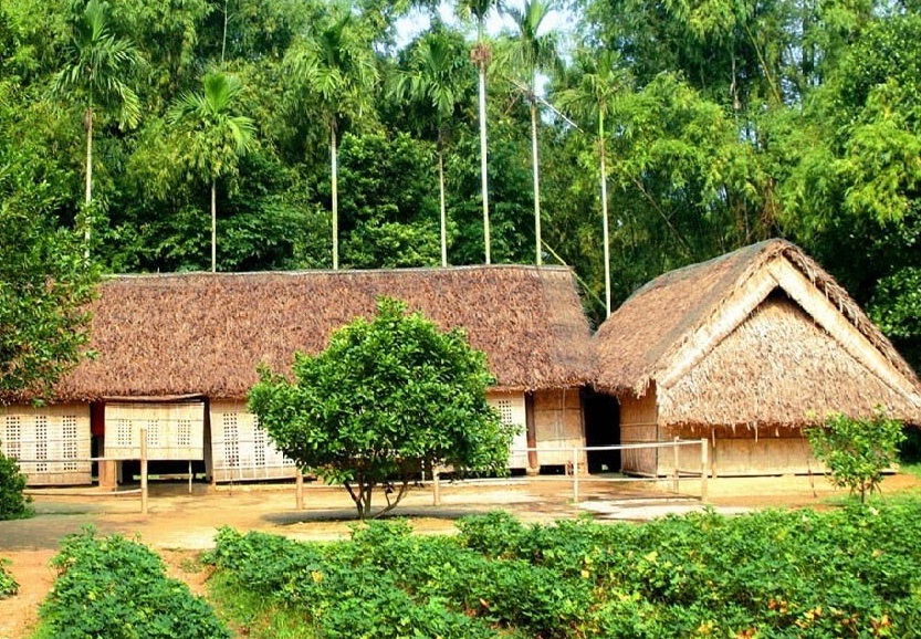 Làng Sen: Làng Sen với cảnh quan tuyệt đẹp, độc đáo với những ngôi nhà gỗ truyền thống sẽ khiến bạn ngỡ ngàng và cảm nhận được vẻ đẹp của làng quê Việt Nam.