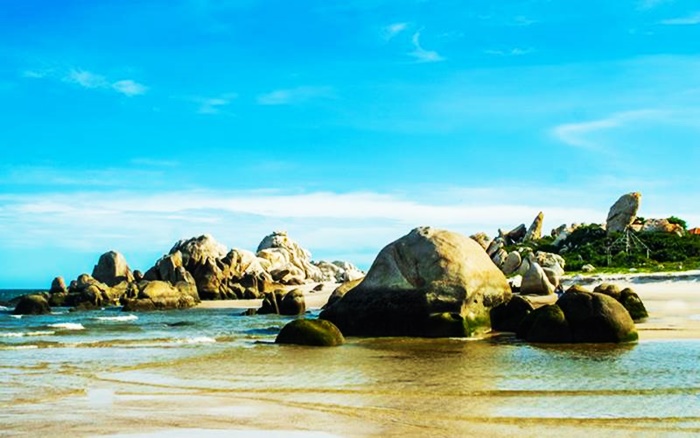 Travel to Thuan Quy, Binh Thuan sea in search of wildness and peace