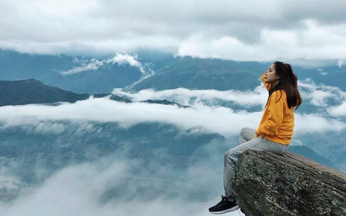 cảnh mây luồn trên đỉnh Fansipan - kinh nghiệm du lịch Sapa tháng 9