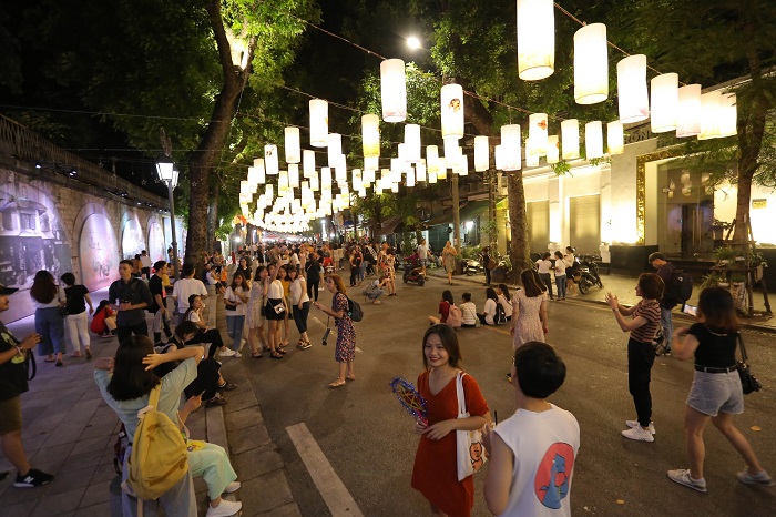 phố đèn lồng bích họa phùng hưng - một trong những khu phố đèn lồng nổi tiếng tại Việt Nam