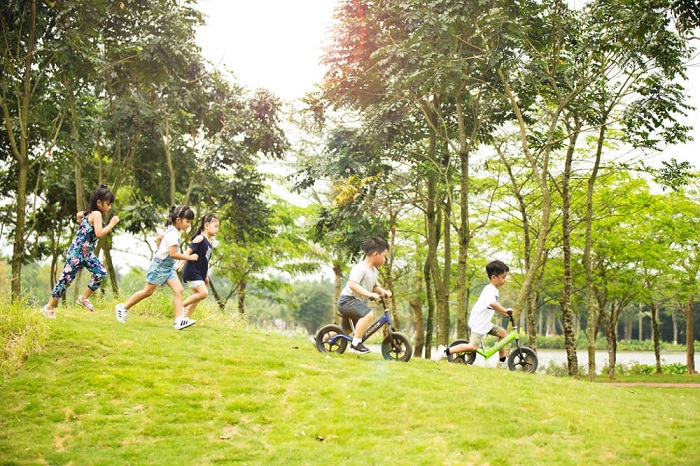 trẻ em đạp xe khi du lịch khu đô thị Ecopark 