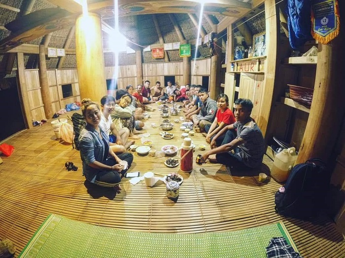 Du lịch làng Aur - Người dân quây quần bên nhau trong bữa cơm