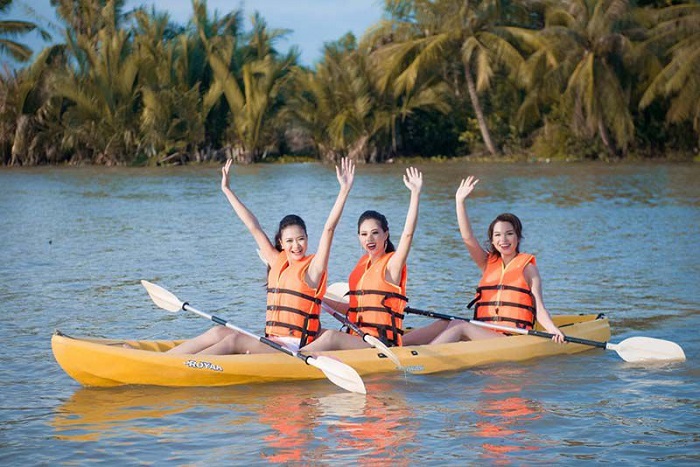 Chèo thuyền kayak tại khu du lịch Tre Việt Đồng Nai