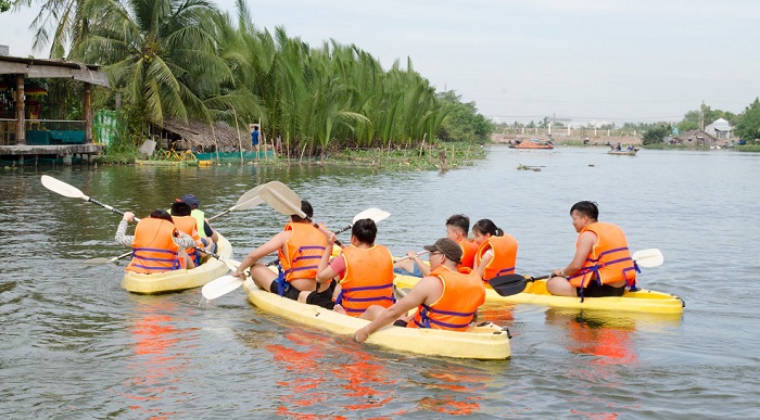 chèo thuyền tại khu du lịch Tre Việt Đồng Nai